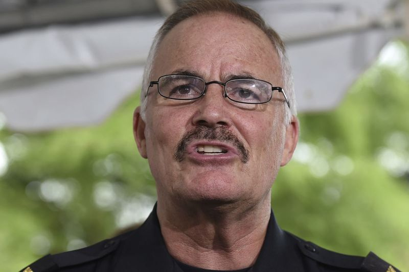 In questa foto del 15 luglio 2015, il capo della polizia della contea di Montgomery J. Thomas Manger parla in una conferenza stampa per discutere gli sviluppi nelle indagini sulla scomparsa di Katherine Lyon, 10 anni, e Shelia Lyon, 12 anni, nel 1975 a Wheaton, Md. Manger, che ha diretto grandi dipartimenti nel Maryland e in Virginia, è stato selezionato come capo della polizia del Campidoglio degli Stati Uniti.