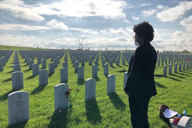 Die Abgeordnete Lauren Underwood, D-Ill., besucht am Memorial Day ein Grab auf dem Abraham Lincoln National Cemetery.
