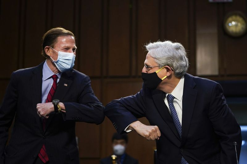 (L-R) Senator Richard Blumenthal (D-CT) uderza łokciem nominowanemu prokuratorowi generalnemu Merrickowi Garlandowi, gdy przybywają na przesłuchanie potwierdzające Garland przed Senacką Komisją Sądownictwa w Hart Senate Office Building 22 lutego 2021 r. w Waszyngtonie.