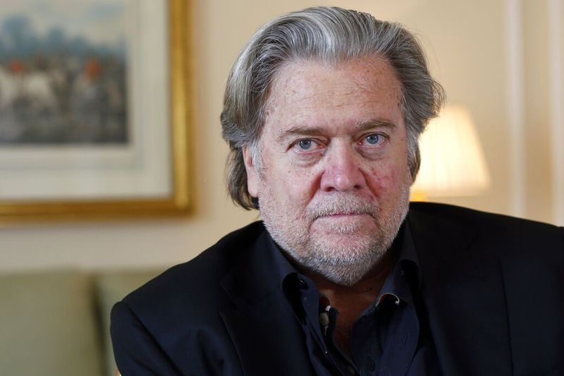 Steve Bannon posa antes de una entrevista con The Associated Press, en París, 27 de mayo de 2019.