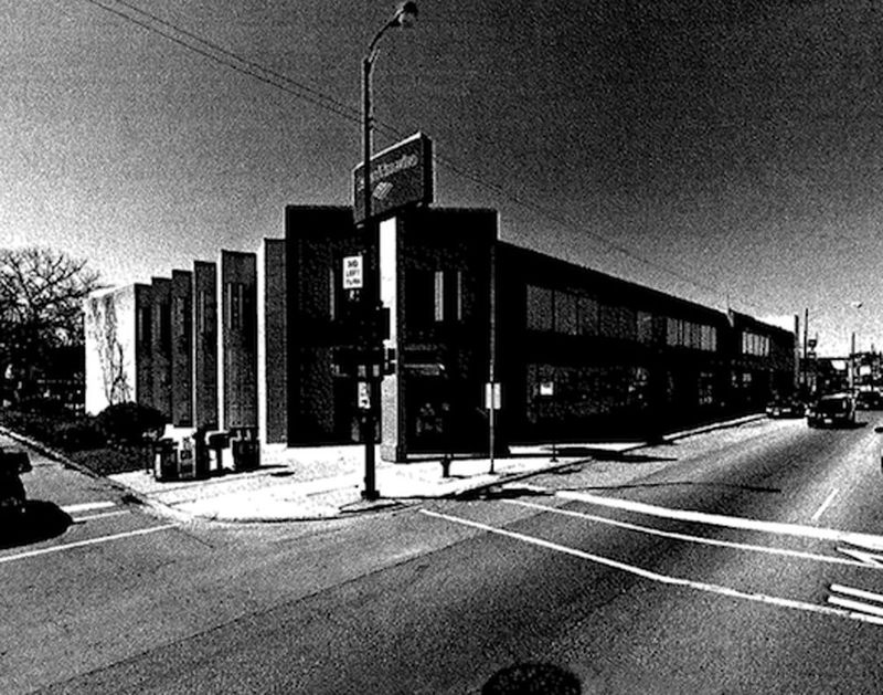 Pæleskiltet i midten af ​​bestikkelsessagen, der involverede Charles Cui, før den faldt. Bank of America havde et skilt på polen, da den havde en filial på ejendommen på 4901 W. Irving Park Rd. i Portage Park.