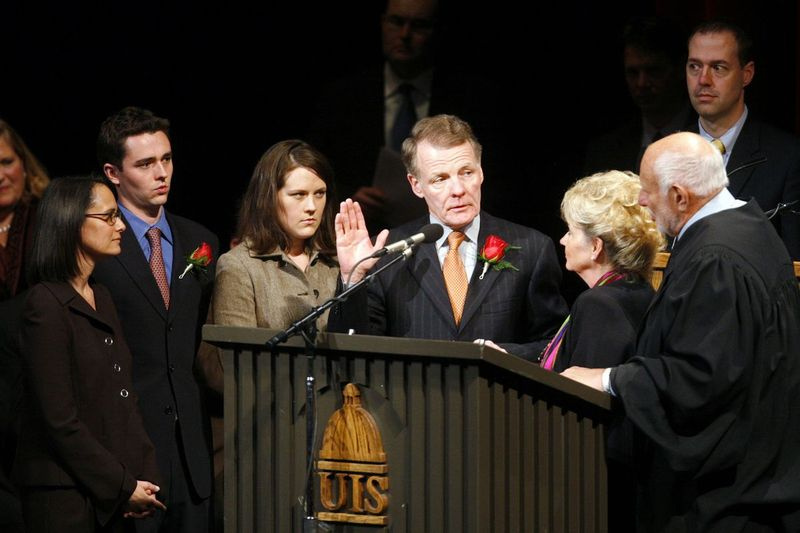 Pere kõrval vannutas Michael Madigan (keskel) 10. jaanuaril 2007 Illinoisi maja kõnelejaks kohtunik Alan Greiman. Temaga (vasakult) on tütar Lisa Madigan, poeg Andrew Madigan, tütar Nicole Madigan ja naine Shirley Madigan.
