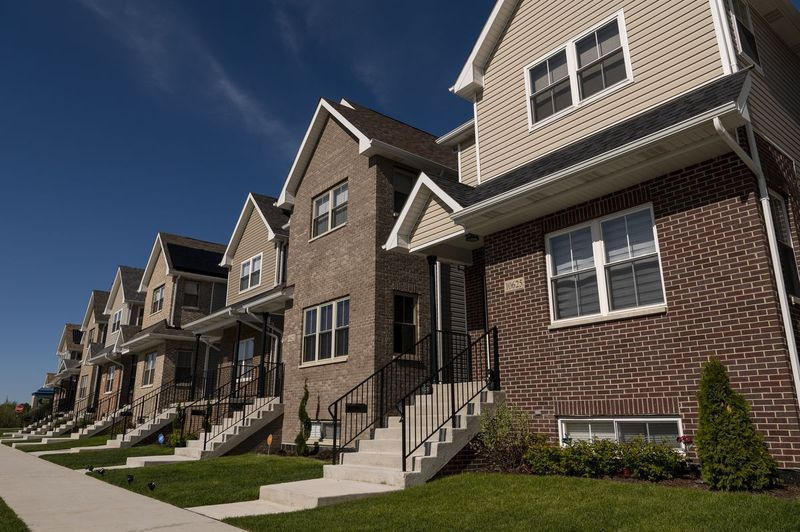 Uma fileira de casas no bloco 10600 da South Glenroy Avenue, no bairro de Washington Heights.