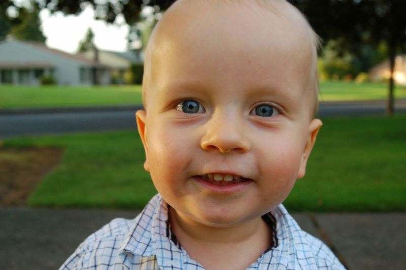 Camden Ellis en mai 2014. Il a été tué en juin 2014 après que sa commode Ikea se soit renversée en ouvrant un tiroir. Il est décédé deux jours après son deuxième anniversaire.