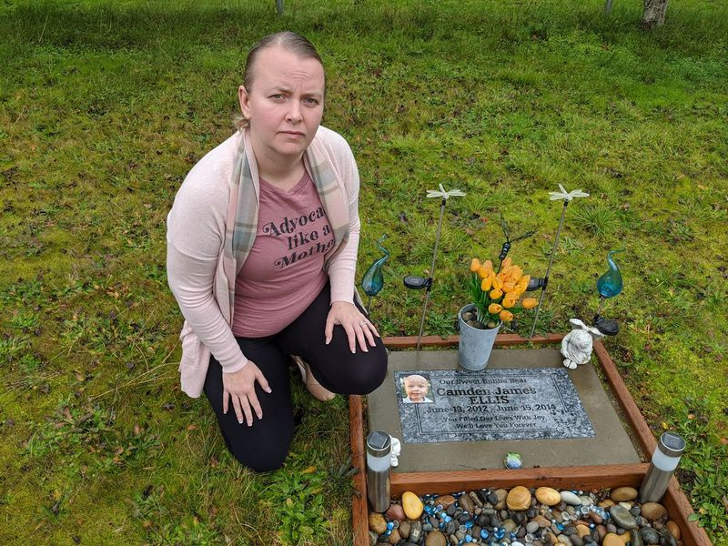 Crystal Ellis sur la tombe de son fils Camden.