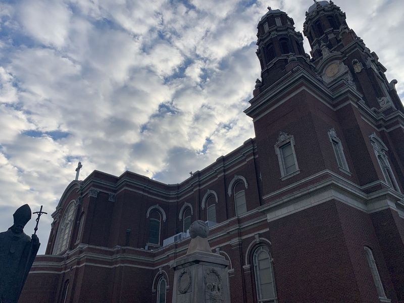 St. Hyacinth Basilica, 3636 W. Wolfram St., on üks Chicago piirkonna kogudusi, kus töötavad ülestõusmispreestrid.