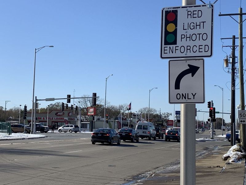 Un letrero advierte que la intersección de 111th Street y Cicero Avenue en Oak Lawn tiene cámaras de luz roja.