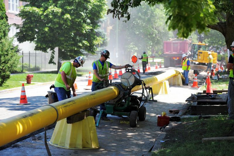 Posádka Peoples Gas instalovala loni v létě nový plynovod v Albany Parku. Energetická společnost provádí rozsáhlou revizi svého potrubního systému, což je letitý projekt, za který platí její zákazníci.