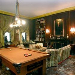 Bibliothek wie gesehen, bevor J.B. Pritzker das 3,7 Millionen Dollar teure Herrenhaus kaufte. | Immobilienangebot