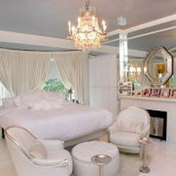 Hauptschlafzimmer, wie gesehen, bevor J.B. Pritzker das 3,7-Millionen-Dollar-Herrenhaus kaufte. | Immobilienangebot
