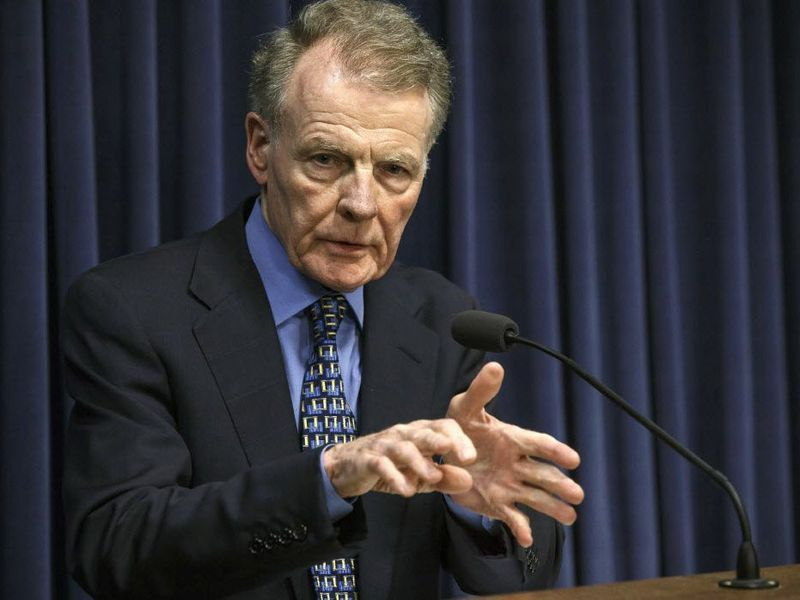 De begrotingsrekening van State House-voorzitter Michael Madigan isoleerde $ 35 miljoen voor schoolbouwprojecten, waaronder een in het district Southwest Side van Madigan, van toekomstige bezuinigingen door het geld in de begroting te plaatsen voor staatssecretaris Jesse Whit
