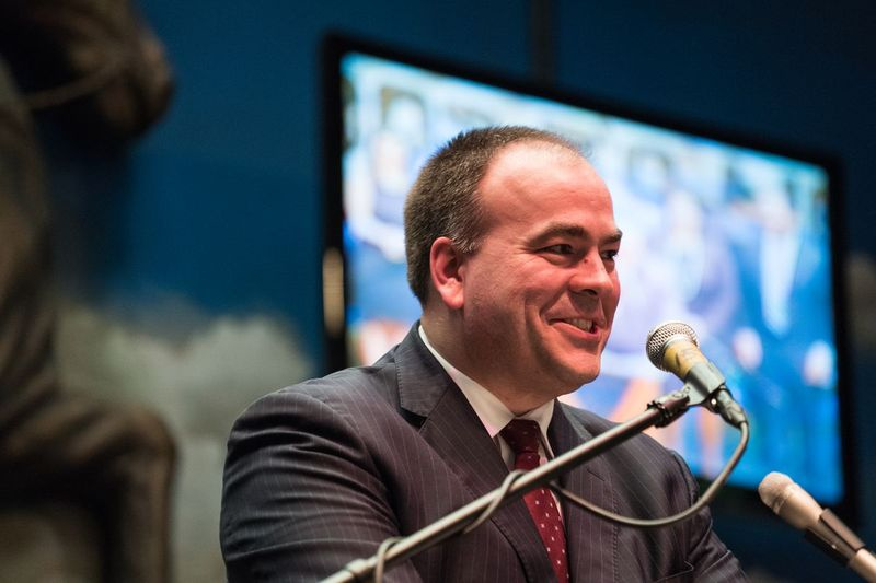 Kuko apygardos vertintojas Fritzas Kaegi iš pradžių apkaltino neteisingus skaičiavimus, susijusius su vyresniojo turto įšaldymo vertinimu, dėl kompiuterių klaidų. Dabar, perkeldamas kaltę nuo kompiuterių ant Kaegi pirmtakų, jo biuras teigia, kad klaidos, kurias „Sun-Times“ atskleidė birželio mėnesį, atsirado dėl ankstesnių apskričių vertintojų politinių sprendimų, kurie sumažino kai kuriuos įšaldytus vertinimus savininkų naudai.