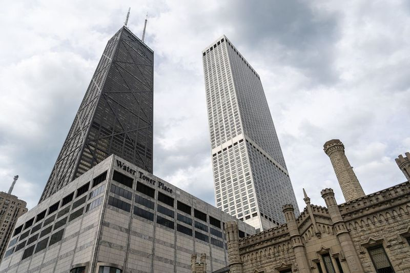 Barbara Kaplan Israel ir Martin Israel parduoda savo butą 58 aukšte Water Tower Place, 180 E. Pearson St., už 3,3 mln. Trijų miegamųjų, 5 1⁄2 vonios vienetas jau seniai buvo įšaldytas senjorams, o vyresniems nei 65 metų žmonėms taikoma mokesčių lengvata, uždirbanti mažiau nei 65 000 USD per metus.