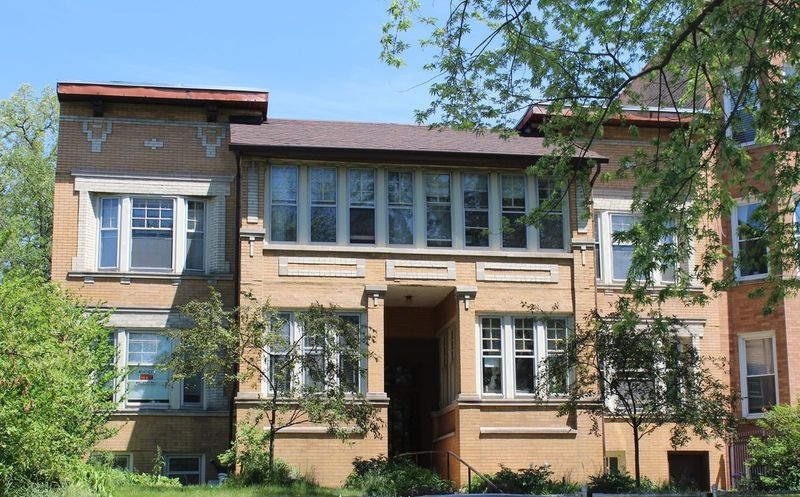 79 metų moteriai, kuriai priklauso šis penkis butas Uptown mieste, praėjusiais metais buvo sumokėta tik 1702 USD nekilnojamojo turto mokesčiai už pastatą, nes pastatas buvo užšaldytas 1993 m., kai jis atiteko savininko motinai. Dabartiniam savininkui taip pat priklauso dar du Šiaurės pusės daugiabučiai namai.