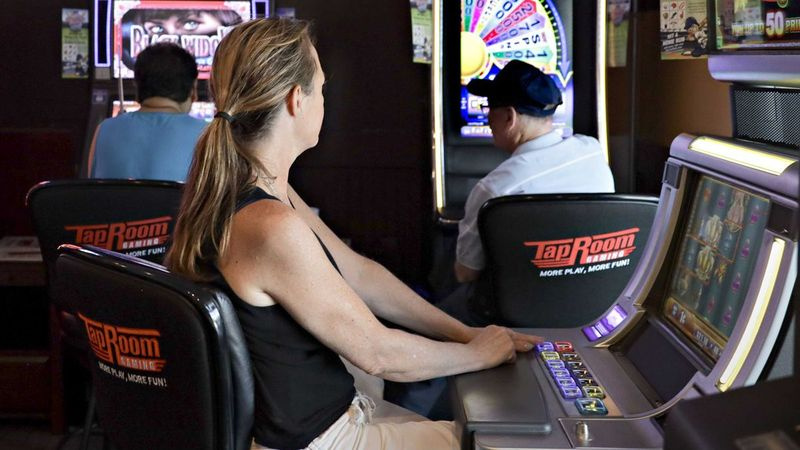 Gracze korzystają z automatów do gier wideo w Hunan Hibachi Buffet w Waukegan w dni powszednie rano. Bufet otwiera się o 11 rano, ale klienci mogą grać na automatach już od 8 rano.