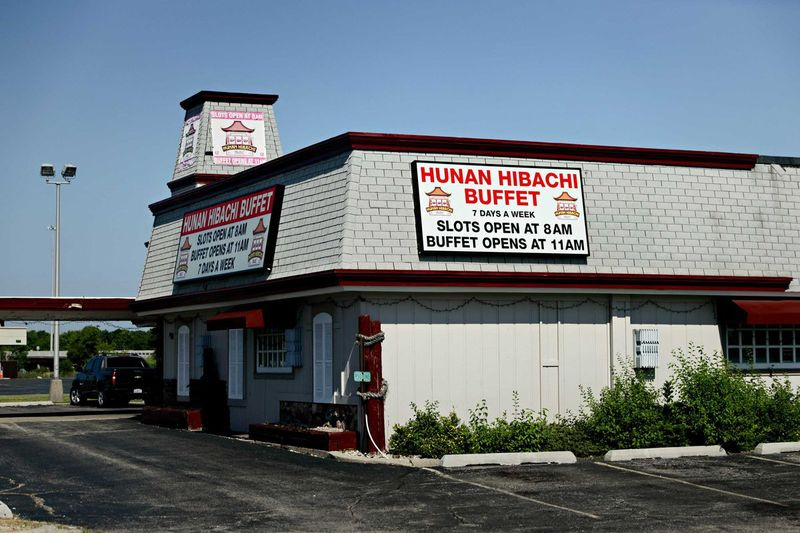 Hunan Hibachi Buffet, który ma automaty wideo, znajduje się naprzeciwko strony, na której można by zbudować nowe kasyno Waukegan.