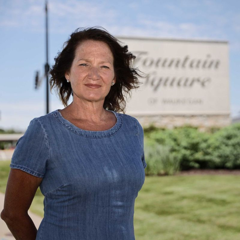 Były Waukegan Ald. i kandydatka na burmistrza Lisa May na Placu Fontann w centrum handlowym Waukegan, który znajduje się naprzeciwko możliwego kasyna.