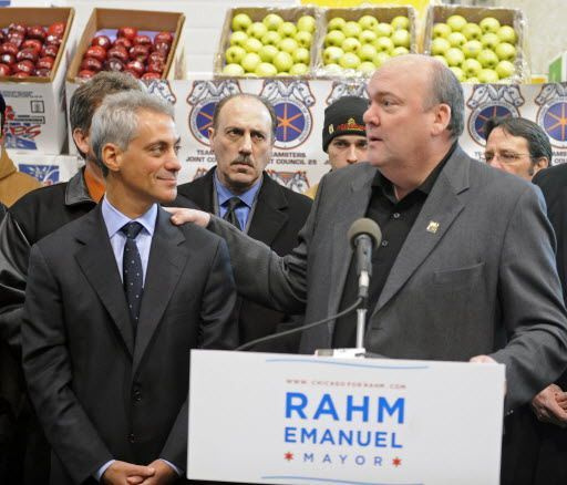 En su primera candidatura a la alcaldía, Rahm Emanuel recibe el respaldo de John T. Coli Sr., entonces presidente del Teamsters Joint Council 25, el 25 de enero de 2011. I Sun-Times files