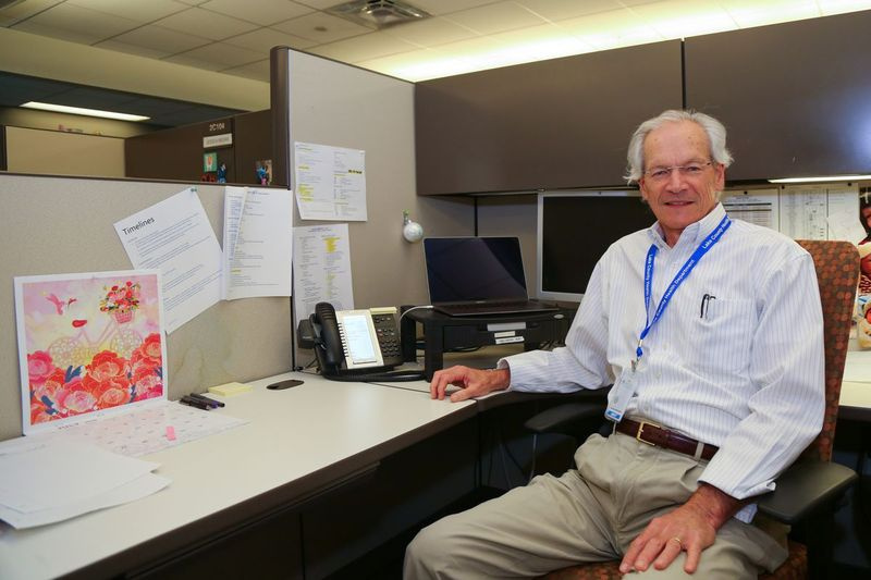 Derick Bonewitz provádí vyhledávání dobrovolných kontaktů v dočasné kanceláři v Lake County Health Department ve Waukeganu.
