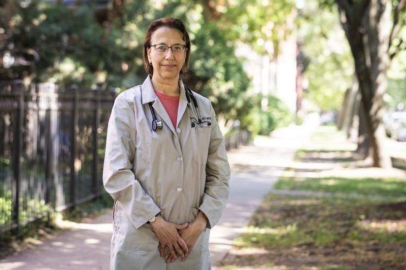 Dr. Rachel Rubin, starší lékař a spoluvedoucí ministerstva veřejného zdraví okresu Cook, dohlíží na úsilí o sledování kontaktů v kraji.