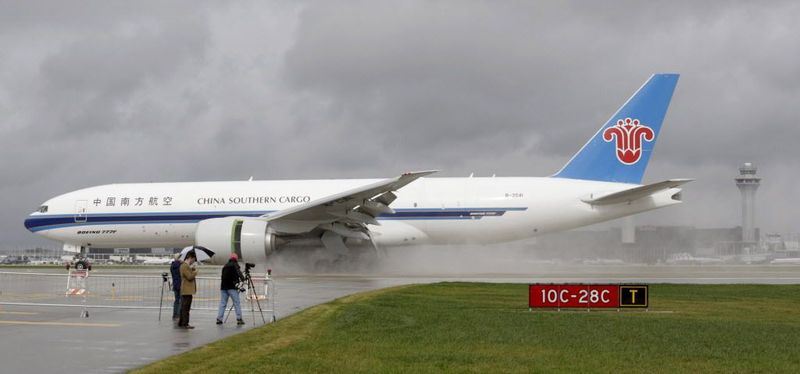 Un cargo della China Southern Airlines atterra all
