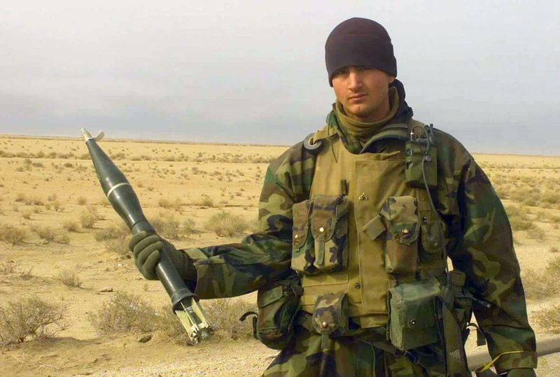 Alors-Marine Corp. Tyson Manker montre une grenade antichar trouvée dans une cache d