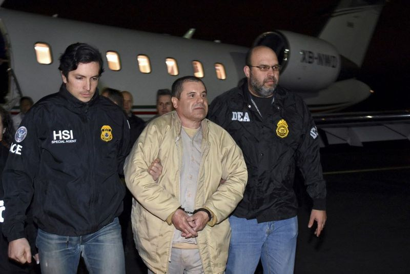 Autoritățile îl escortează pe Joaquin El Chapo Guzman Loera dintr-un avion din New York în 2017.