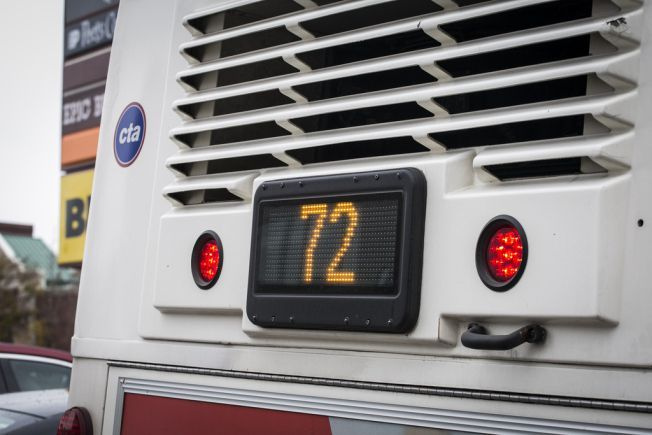 Jazdec CTA spozoroval operátora autobusu č. 72 North Avenue, ako močí pred prednými dverami autobusu na červenú. | Rich Hein / Sun-Times