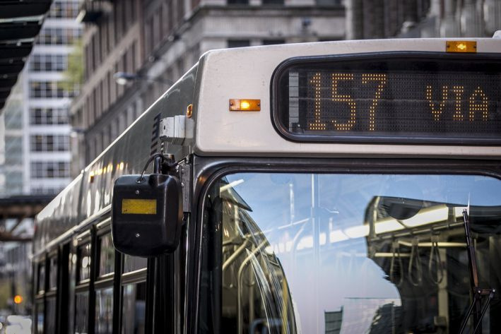V roku 2015 bol na jeden deň suspendovaný vodič autobusu za to, že zastavil svoj autobus a pocikal sa po sťažnosti, ktorá znela: Váš vodič autobusu na trase 157 na juh približne o 16:30. 20. 4. 2015 zastavil pod viaduktom pri Rockwell a Ogden, vystúpil a išiel do