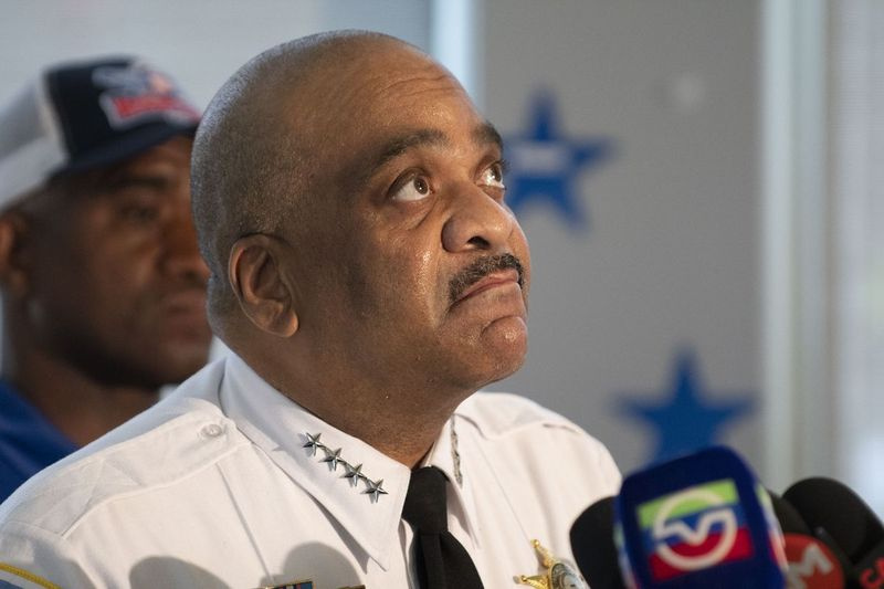 Politisupt. Eddie Johnson er byens øverste politimand, men fire af hans underordnede tjente mere end hans løn på $260.004 i 2017. | Colin Boyle / Sun-Times