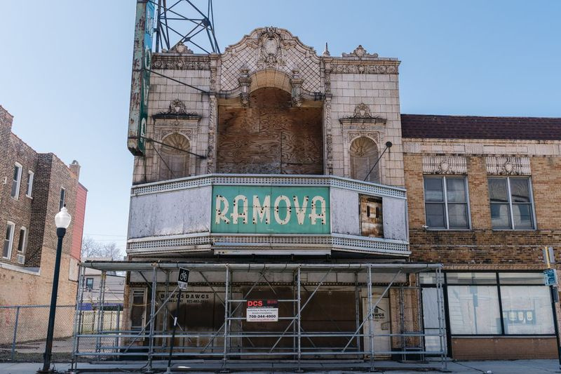 Das seit langem geschlossene Ramova Theatre, 3250 S. Halsted St. in Bridgeport.