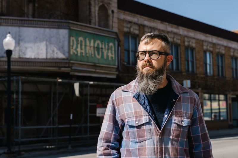 Entwickler Tyler Nevius vor dem Ramova Theatre, 3250 S. Halsted St.