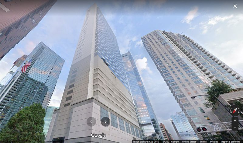 Una coppia che vive in questo grattacielo in centro sul fiume Chicago che ha acquistato per 1,3 milioni di dollari nel 2002 ha ottenuto l