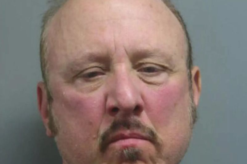 Orville Orvie Cochran eindigde na zijn 16 jaar op de vlucht met zijn arrestatie in 2017 in Evergreen Park wegens winkeldiefstal met een rugbrace. De voormalige baas van de Outlaws Motorcycle Club in Chicago was sinds 2001 voortvluchtig.