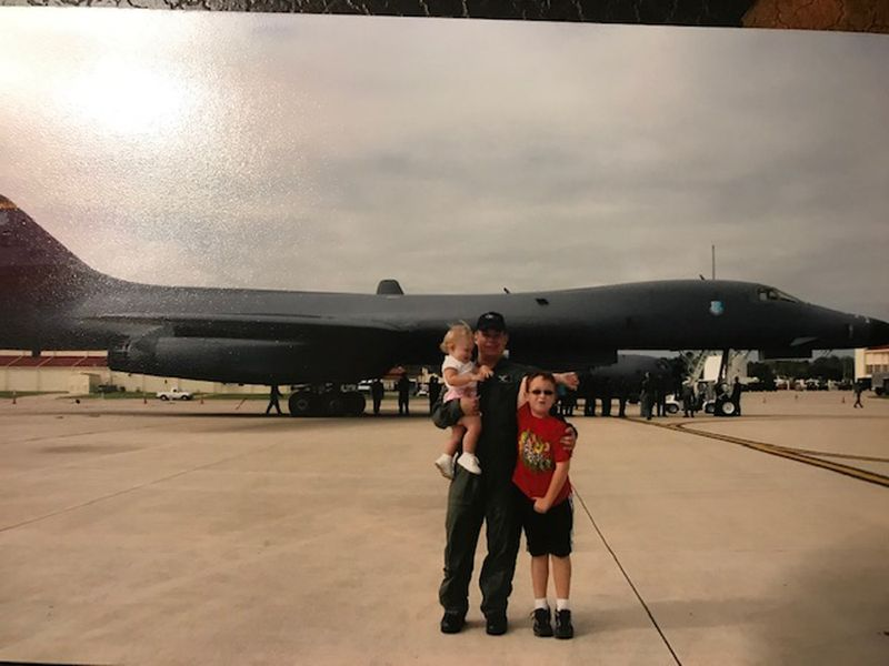 トッド・グラント中佐は、彼がまだ空軍にいた数年前にテキサスで行われた航空ショーで、子供たちのジェナとザックと一緒にいました。