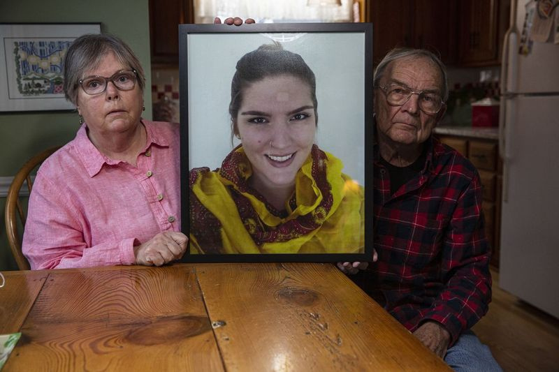 Julie und Bill Heiderman mit einem Porträtfoto ihrer Tochter Bernice Heiderman, 24, in ihrem Haus in Inverness. Die Tochter starb 2018 an Malaria, die von einem Arzt des Friedenskorps auf den Komoren nicht diagnostiziert wurde. Ihre Familie klagt.