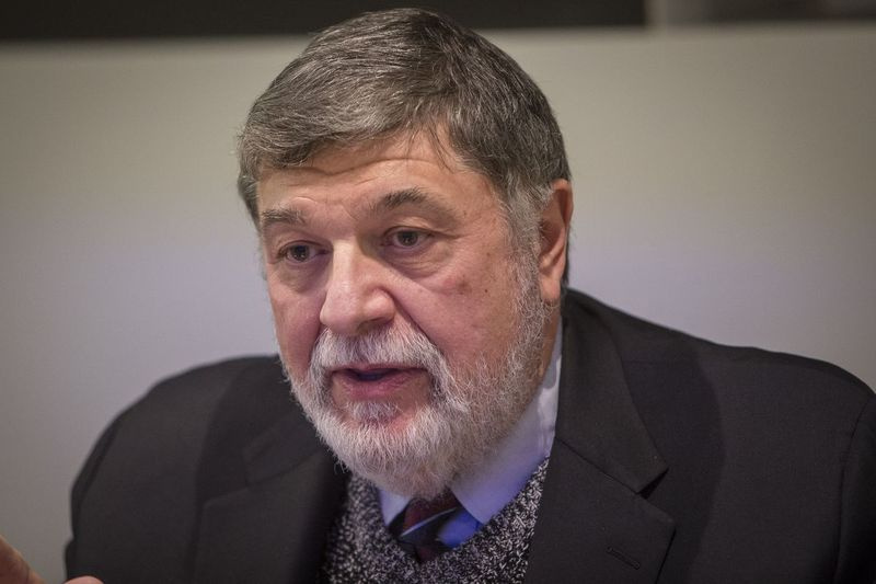 Komisar okrožja Cook Larry Suffredin.