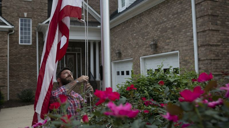 Ejen Khas FBI Jim Rudisill, seorang kapten Tentera yang sudah bersara, menurunkan bendera di rumahnya di Virginia sejurus sebelum matahari terbenam. Pertempuran undang-undangnya yang berjaya boleh menghasilkan faedah tambahan untuk veteran lain yang sudah lama berkhidmat.