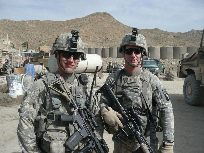 Kemudian-Leftenan Jim Rudisill (kiri) dan Kapten Christopher Boyd pada 2010 di Wilayah Khost, Afghanistan.