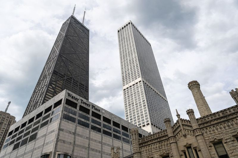 Un condo au 58e étage à Water Tower Place, 180 E. Pearson St., que les propriétaires Barbara Kaplan Israel et Martin Israel tentent de vendre pour 3,3 millions de dollars figurait parmi les propriétés que le Sun-Times a signalées avec une facture fiscale beaucoup plus faible en raison de erreurs du bureau de l