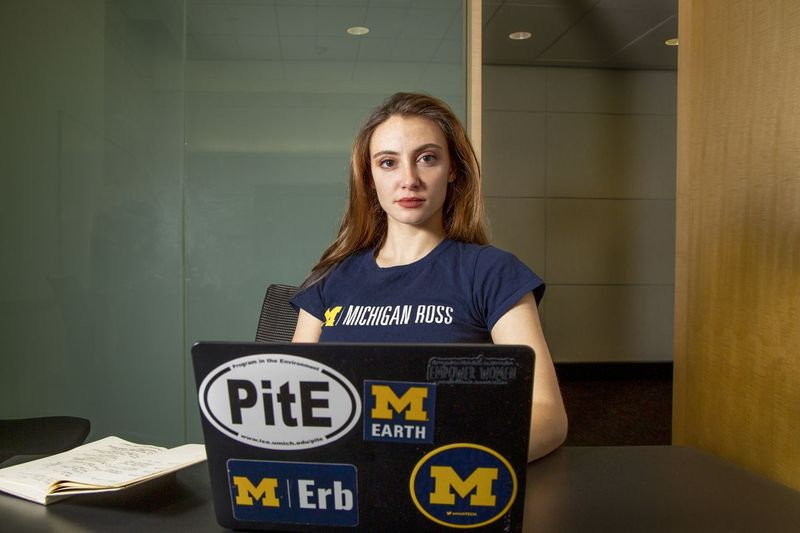 Paige Dotson teve uma dívida de $ 20.000 dispensada e viu seus benefícios restaurados após a intervenção do senador Dick Durbin, D-Illinois e outros. Diante da súbita retirada dos pagamentos do VA para a faculdade, ela teve que se transferir da Universidade DePaul porque não tinha dinheiro para continuar lá.