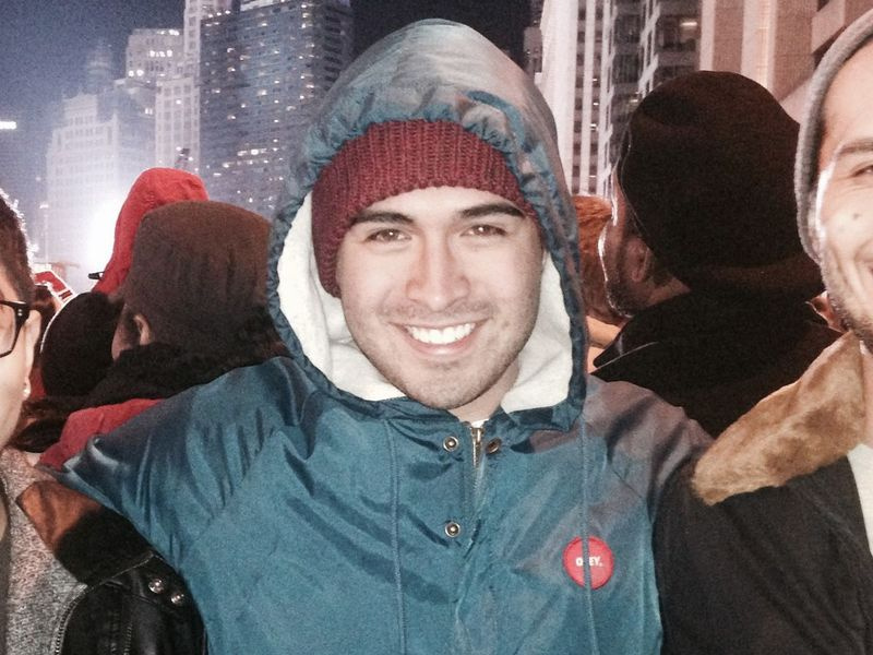 Eric Juarez em Chicago quando era estudante na Universidade DePaul. Mais tarde, o governo disse a ele que ele teria que pagar mais de $ 70.000 por causa de um problema com a transferência de benefícios do GI Bill pós-11 de setembro de seu pai.
