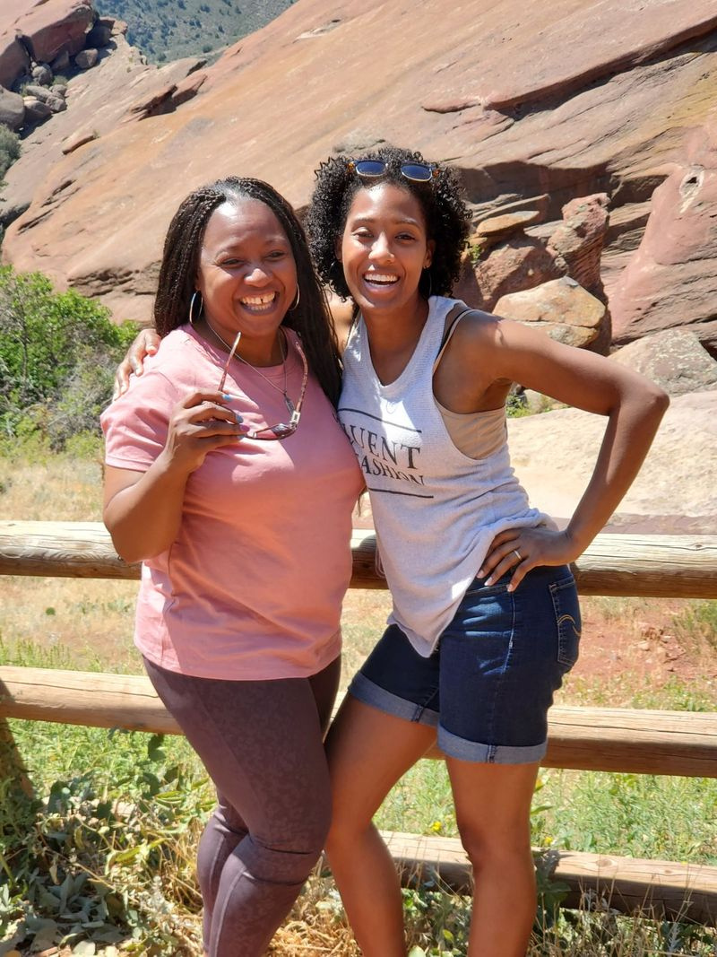 Tilesha Northern-Jackson (à direita) com sua mãe Sandra Northern, que serviu por mais de 20 anos no Exército e se aposentou como sargento-chefe. A filha ficou com uma dívida enorme depois de um problema com o uso dos benefícios do GI Bill pós-11 de setembro de sua mãe.