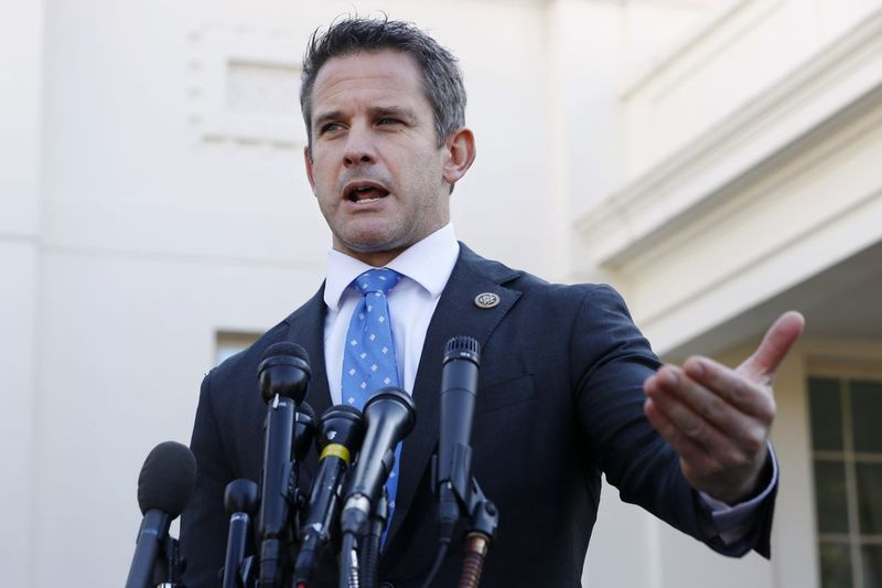Representante dos Estados Unidos Adam Kinzinger: pressionando por mudanças na lei federal para ajudar a garantir que os membros qualificados do serviço e veteranos possam transferir seus benefícios educacionais sob o projeto de lei pós-11 de setembro para seus filhos.