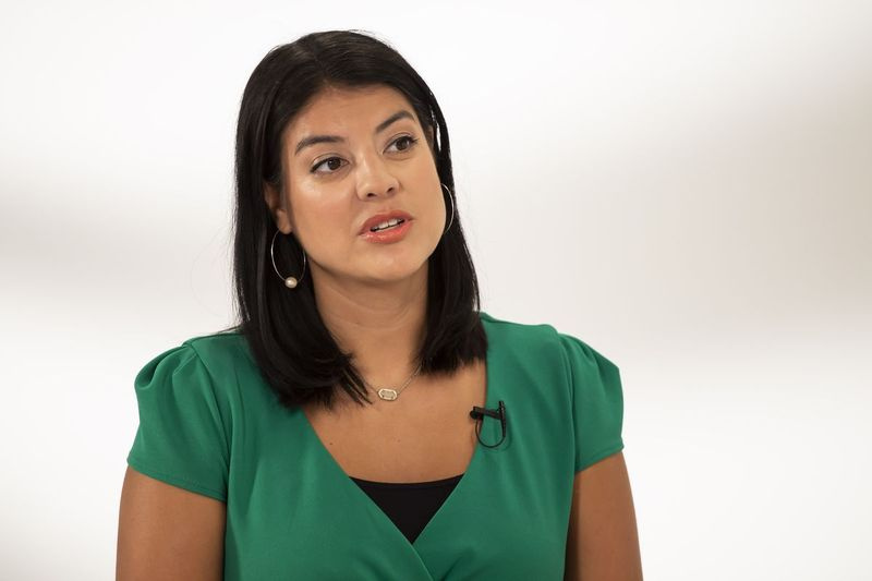 Čikāgas pilsētas ierēdne Anna Valensija, kura kandidē uz Ilinoisas valsts sekretāra amatu, lai ieņemtu Džesiju Vaitu, kurš aiziet pensijā.