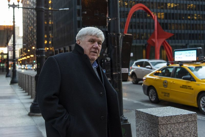 Patrick Doherty, stabssjef for tidligere Cook County-kommissær Jeff Tobolski, forlater Dirksen Federal Building etter å ha erklært seg ikke skyldig i en korrupsjonssak i februar.