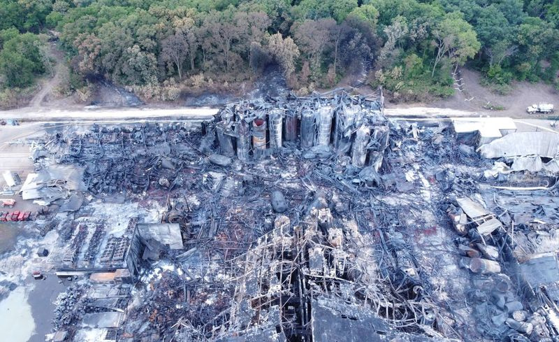 この航空写真は、ロックトンの破壊されたChemtoolプラントにまだ立っている大きなコンテナを示しています。当局は、サイトに貯蔵されている100万ガロン以上の石油がロック川への脅威であると懸念しています。