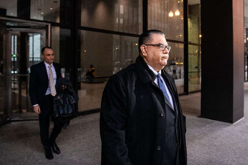 Tidligere delstatssenator Martin Sandoval forlader den føderale domstol den 28. januar 2020 efter at have erkendt sig skyldig i bestikkelse og skat.