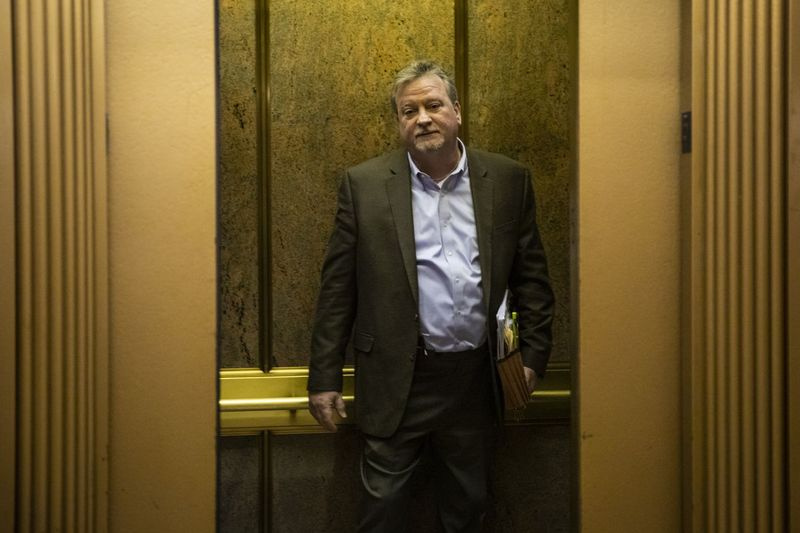 Jeffrey Tobolski, som tidligere var bestyrelsesmedlem i Cook County og borgmester i McCook, venter i en elevator i 2019.