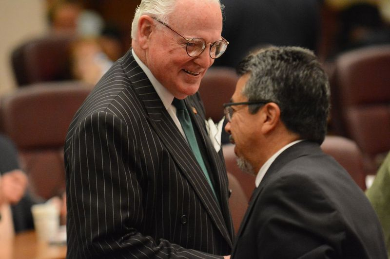 Så-Ald. Danny Solis (til højre) med Ald. Ed Burke ved et møde i Chicago byråd i 2016. Solis arbejdede som en regeringsmuldvarp og indspillede i hemmelighed samtaler med Burke, der førte til Burkes anklage.